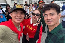 NSND Xuân Bắc đến thăm dàn nghệ sĩ hợp luyện ở Quảng trường Ba Đình