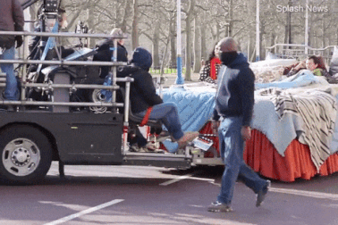 Ca sĩ Harry Styles ngồi trên giường... dạo quanh phố phường