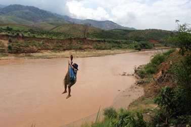 Cần một cây cầu nhân ái nhỏ thôi để bớt hiểm nguy