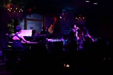 Danh ca Lệ Thu hát "Dạ khúc"