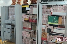 Video 3 tấn tiền mặt chất "như núi" trong nhà quan tham Trung Quốc