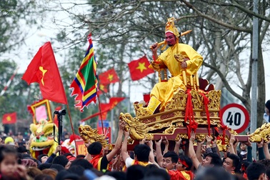 Dòng người chen chân hộ tống rước kiệu Vua, kiệu Chúa