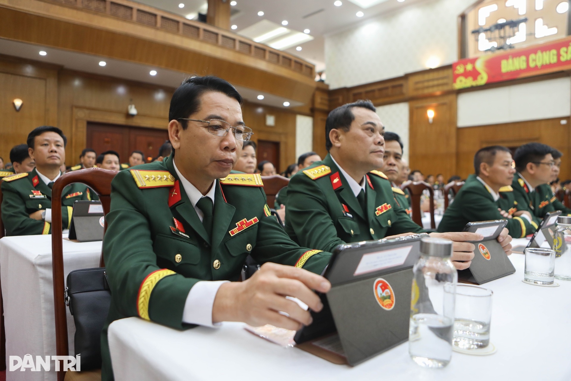 Thiếu tướng Trần Vinh Ngọc được bầu giữ chức Bí thư Đảng ủy Quân khu 7 - 6 Thiếu tướng Trần Vinh Ngọc được bầu giữ chức Bí thư Đảng ủy Quân khu 7 - 6