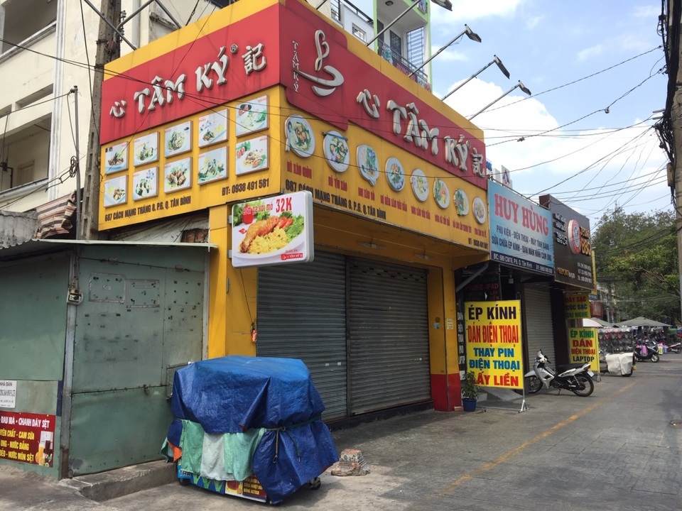 TPHCM: Nhà hàng, quán ăn “cắn răng” giảm công suất, tung chiêu “Take away” - 1 TPHCM: Nhà hàng, quán ăn “cắn răng” giảm công suất, tung chiêu “Take away” - 1