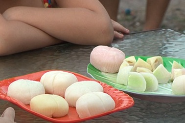 Nghệ sỹ Xuân Bắc hào hứng với bánh trung thu lạnh