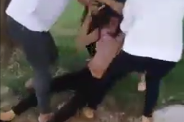 Mâu thuẫn trên Facebook, nữ sinh bị đánh hội đồng, lột đồ ngoài đời