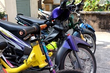 Hàng trăm "quái xế" chặn một chiều đại lộ làm đường đua