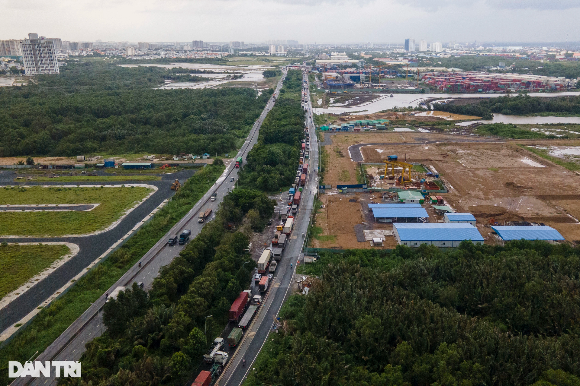 Dòng xe container kẹt từ trưa đến chiều, kéo dài gần 2km trên cầu Phú Mỹ - 6 Dòng xe container kẹt từ trưa đến chiều, kéo dài gần 2km trên cầu Phú Mỹ - 6