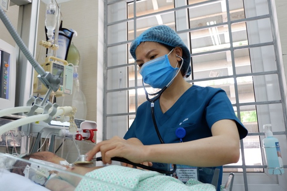 Bé sơ sinh bị bỏ rơi phản xạ tốt, đã có thể ăn sữa qua ống sonde - 1 Bé sơ sinh bị bỏ rơi phản xạ tốt, đã có thể ăn sữa qua ống sonde - 1