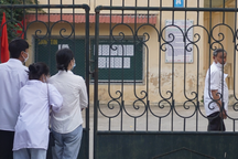 Nhiều học sinh đứng ngoài cổng trường không được dự khai giảng vì đến muộn