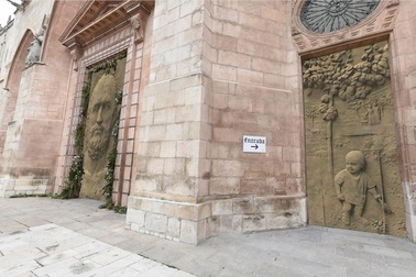 Hàng ngàn người phản đối ý tưởng chi 33 tỷ đồng cho 3 cánh cửa nhà thờ