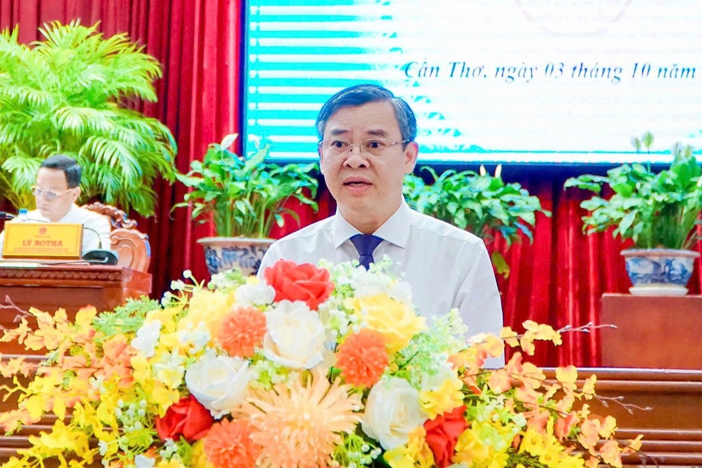 Mr. Truong Canh Tuyen holds the position of Chairman of Can Tho City People's Committee - 1 Ông Trương Cảnh Tuyên giữ chức Chủ tịch UBND TP Cần Thơ - 1