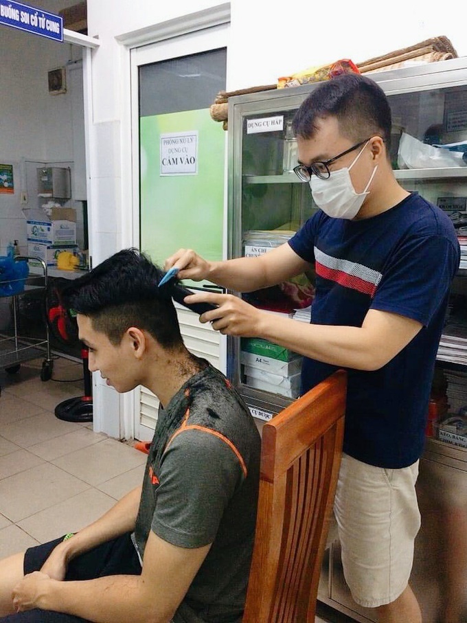 Những hình ảnh giản dị mà dễ thương của các y bác sĩ bên trong Bệnh viện Đà Nẵng - Ảnh 2. Những hình ảnh giản dị mà dễ thương của các y bác sĩ bên trong Bệnh viện Đà Nẵng - Ảnh 2.