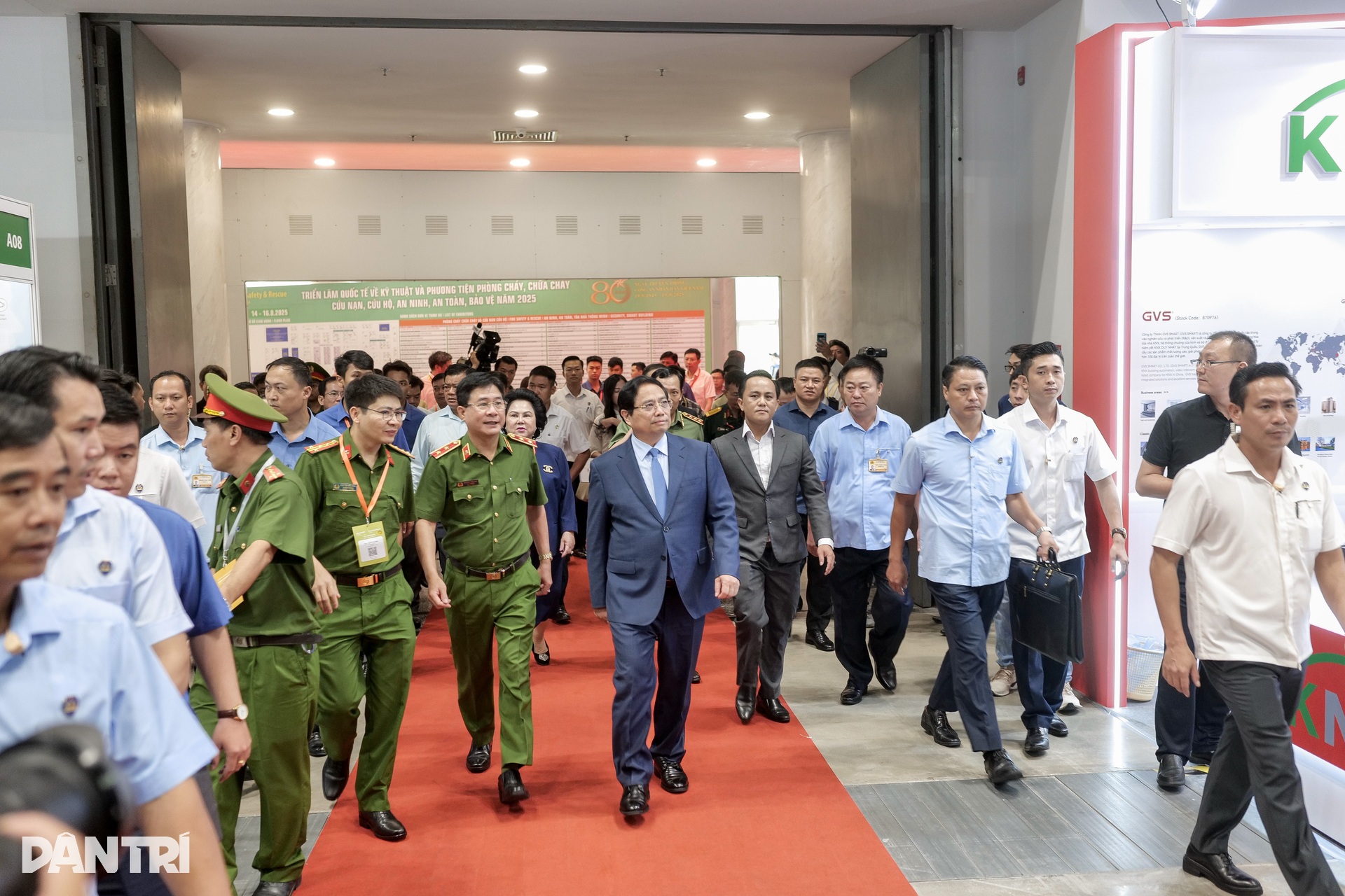 Thủ tướng tham quan triển lãm quốc tế về kỹ thuật và phương tiện PCCC, CNCH - 11 Thủ tướng tham quan triển lãm quốc tế về kỹ thuật và phương tiện PCCC, CNCH - 11