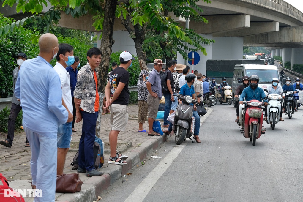 Người dân đổ về quê sớm, cửa ngõ Thủ đô ùn ứ từ trưa - 5 Người dân đổ về quê sớm, cửa ngõ Thủ đô ùn ứ từ trưa - 5