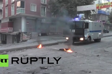 Bom xăng, vòi rồng bay vùn vụt tại Thổ Nhĩ Kỳ