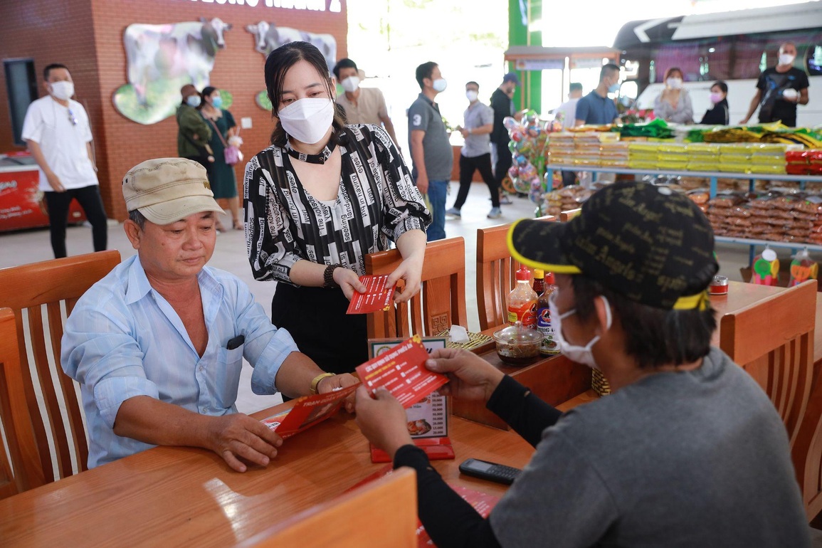 Trạm Đoàn Viên tiếp sức cho hàng nghìn người về nhà đón Tết - 1 Trạm Đoàn Viên tiếp sức cho hàng nghìn người về nhà đón Tết - 1