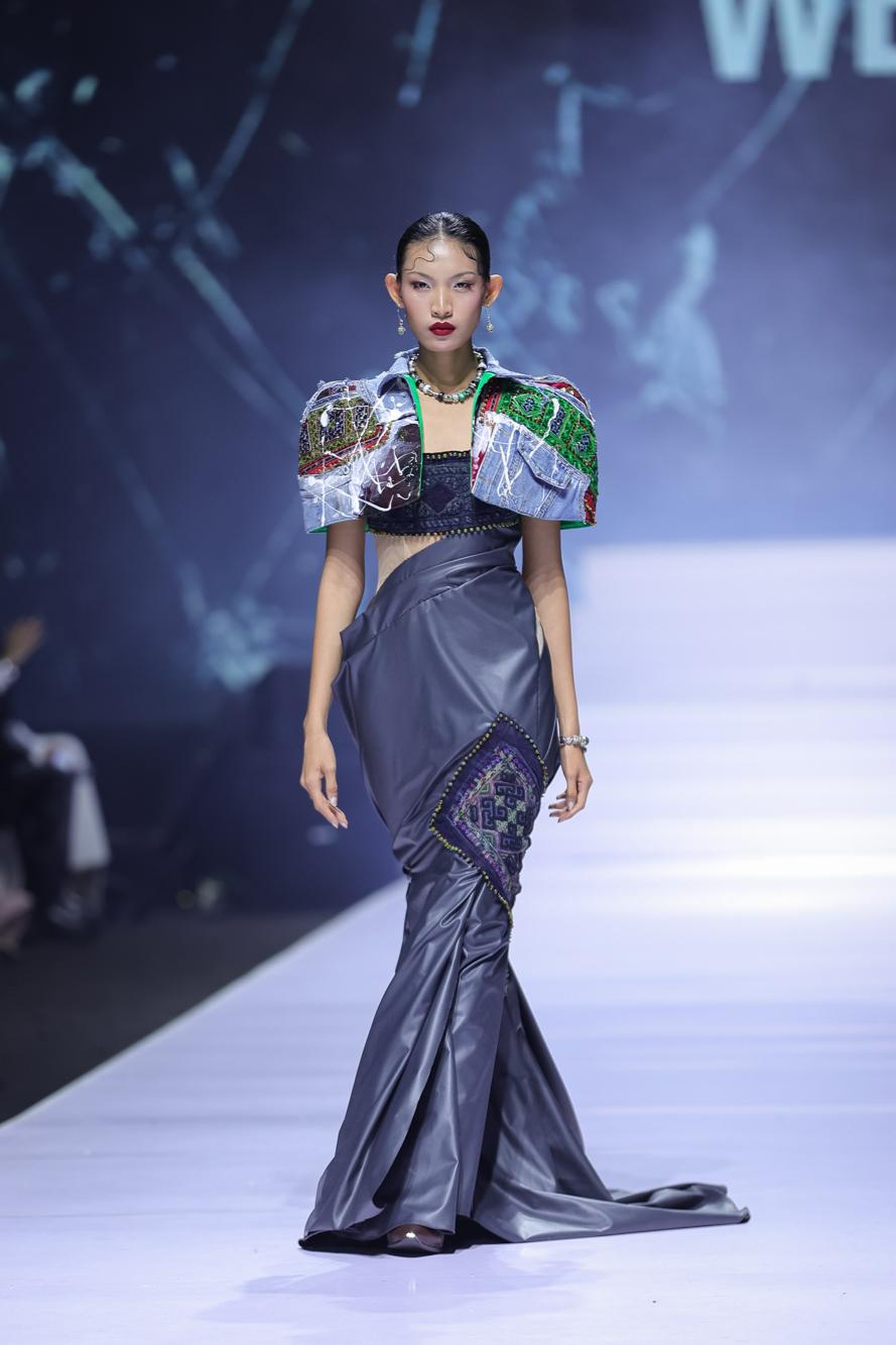 NSƯT Kim Xuyến 80 tuổi trình diễn thời trang, tự trang điểm và làm tóc - 12