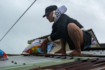 Người dân Cửa Đại chằng chống nhà cửa trước bão Kalmaegi