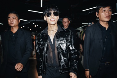 MONO diện áo xuyên thấu xuất hiện khiến fan "phát cuồng"