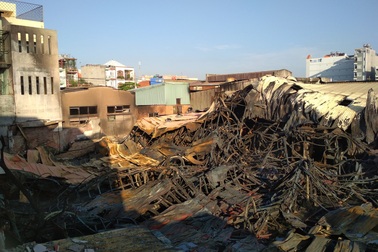 Hơn 200 cảnh sát trắng đêm vật lộn với đám cháy kinh hoàng