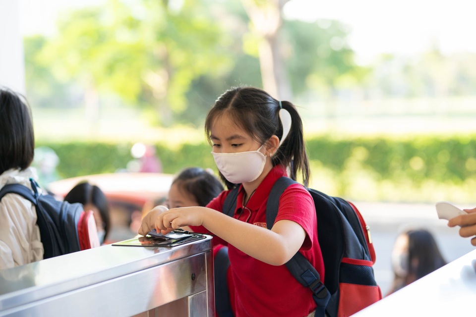 Chùm ảnh: Học sinh Sài Gòn háo hức trở lại trường sau gần 1 tháng nghỉ Tết - 17 Chùm ảnh: Học sinh Sài Gòn háo hức trở lại trường sau gần 1 tháng nghỉ Tết - 17