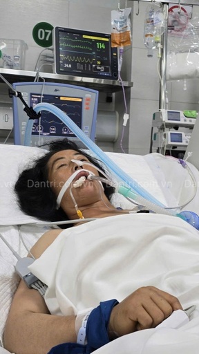 Chẳng còn gì để bán cứu vợ, chồng nghèo bật khóc bên giường bệnh