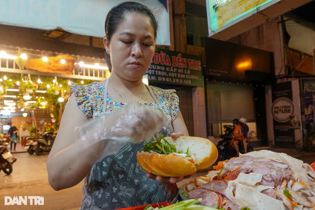 The owner of a 40-year-old bread shop reveals the secret to selling 2,000 loaves/day - 4