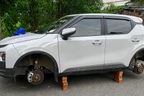 Ô tô bị kê gạch, mất 2 bánh xe khi đỗ qua đêm ở khu đô thị tại Hà Nội
