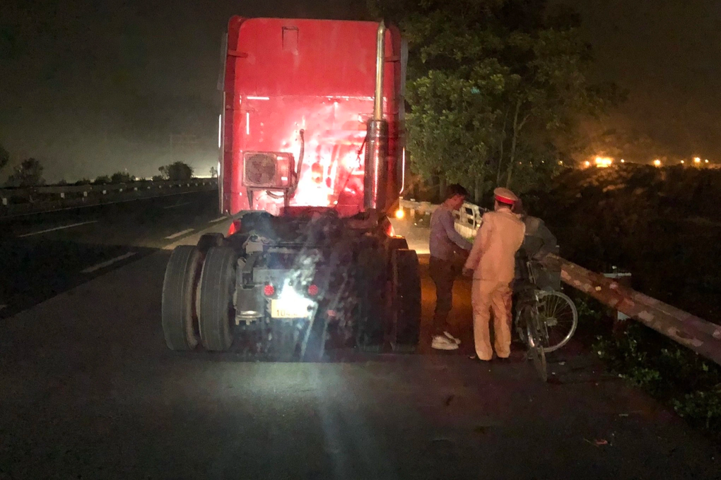 Cụ ông 70 tuổi đi lạc trên cao tốc trong đêm 29 Tết - 1 Cụ ông 70 tuổi đi lạc trên cao tốc trong đêm 29 Tết - 1
