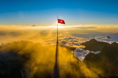 Fansipan mang vẻ đẹp siêu thực mùa mây phủ