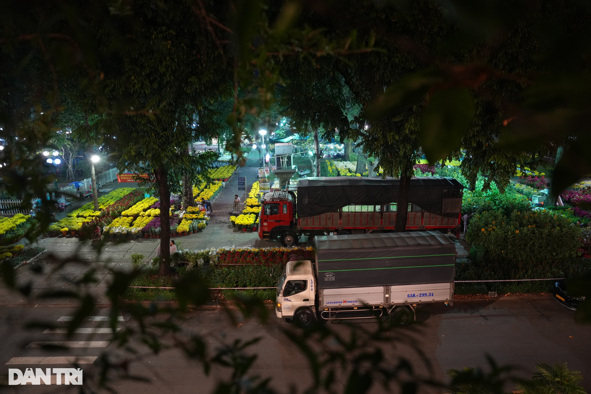 Tiểu thương co ro trong đêm lạnh, mong bán hết hoa để về nhà ăn Tết - 19 Tiểu thương co ro trong đêm lạnh, mong bán hết hoa để về nhà ăn Tết - 19