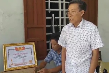 Người con xúc động nhận Bằng "Tổ quốc ghi công" của người cha liệt sĩ