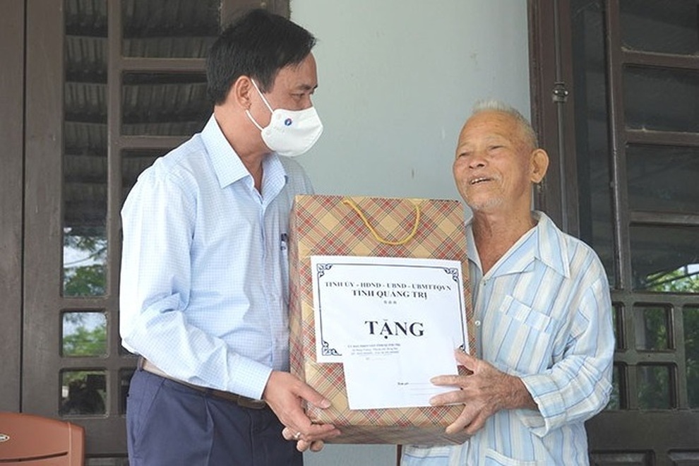 Lãnh đạo tỉnh Quảng Trị thăm, tặng quà các gia đình chính sách - 1 Lãnh đạo tỉnh Quảng Trị thăm, tặng quà các gia đình chính sách - 1