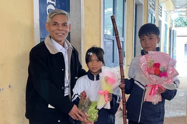 Học trò vùng cao vác mía, xách gà, gạo nếp tặng thầy cô ngày 20/11