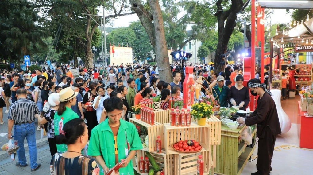 Người Hà thành thưởng thức Nam Ngư Ớt Tỏi Lý Sơn ngay giữa lòng Thủ đô - 1 Người Hà thành thưởng thức Nam Ngư Ớt Tỏi Lý Sơn ngay giữa lòng Thủ đô - 1