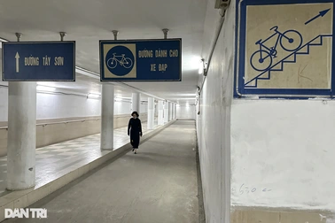 Hầm đi bộ ở Hà Nội sạch sẽ, thoáng mát nhưng vắng người sử dụng