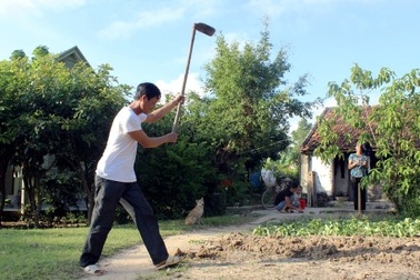 Dân tố cán bộ xã xén tiền hỗ trợ di dân để làm thủ tục “bôi trơn”