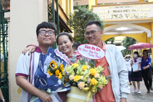 Con thi tốt nghiệp, ông chồng "hiếm có" ôm hoa cám ơn vợ vì điều đặc biệt