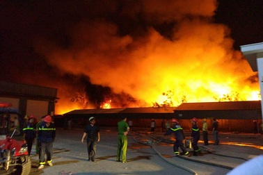 Vụ cháy kinh hoàng tại công ty nến có thể do nổ bình gas
