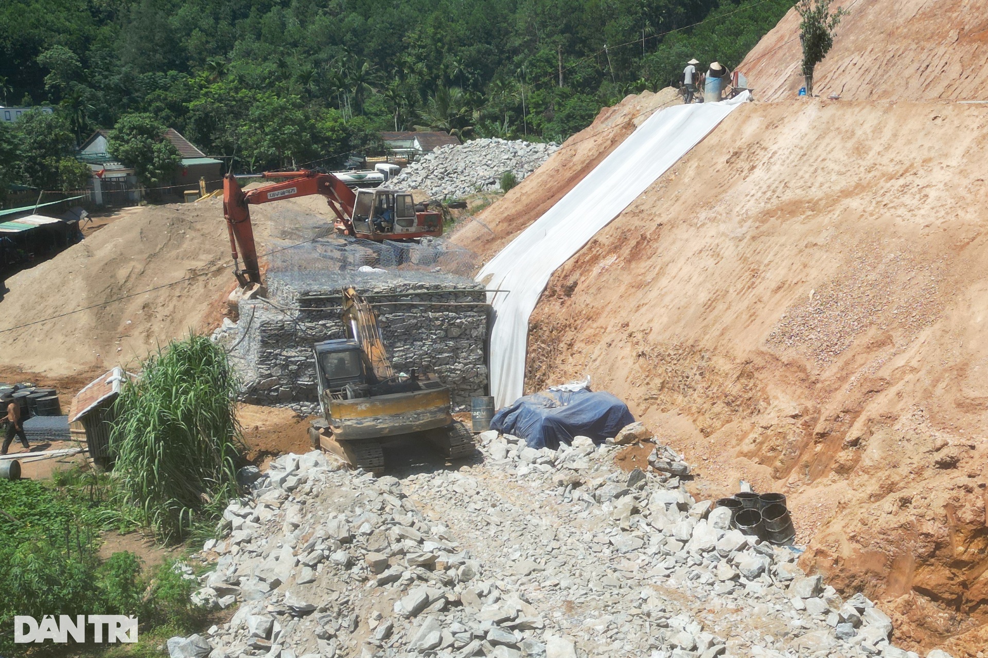 Huyện chi 14 tỷ đồng bạt núi chống sạt lở, bảo vệ 5 hộ dân ở Quảng Ngãi - 9 Huyện chi 14 tỷ đồng bạt núi chống sạt lở, bảo vệ 5 hộ dân ở Quảng Ngãi - 9