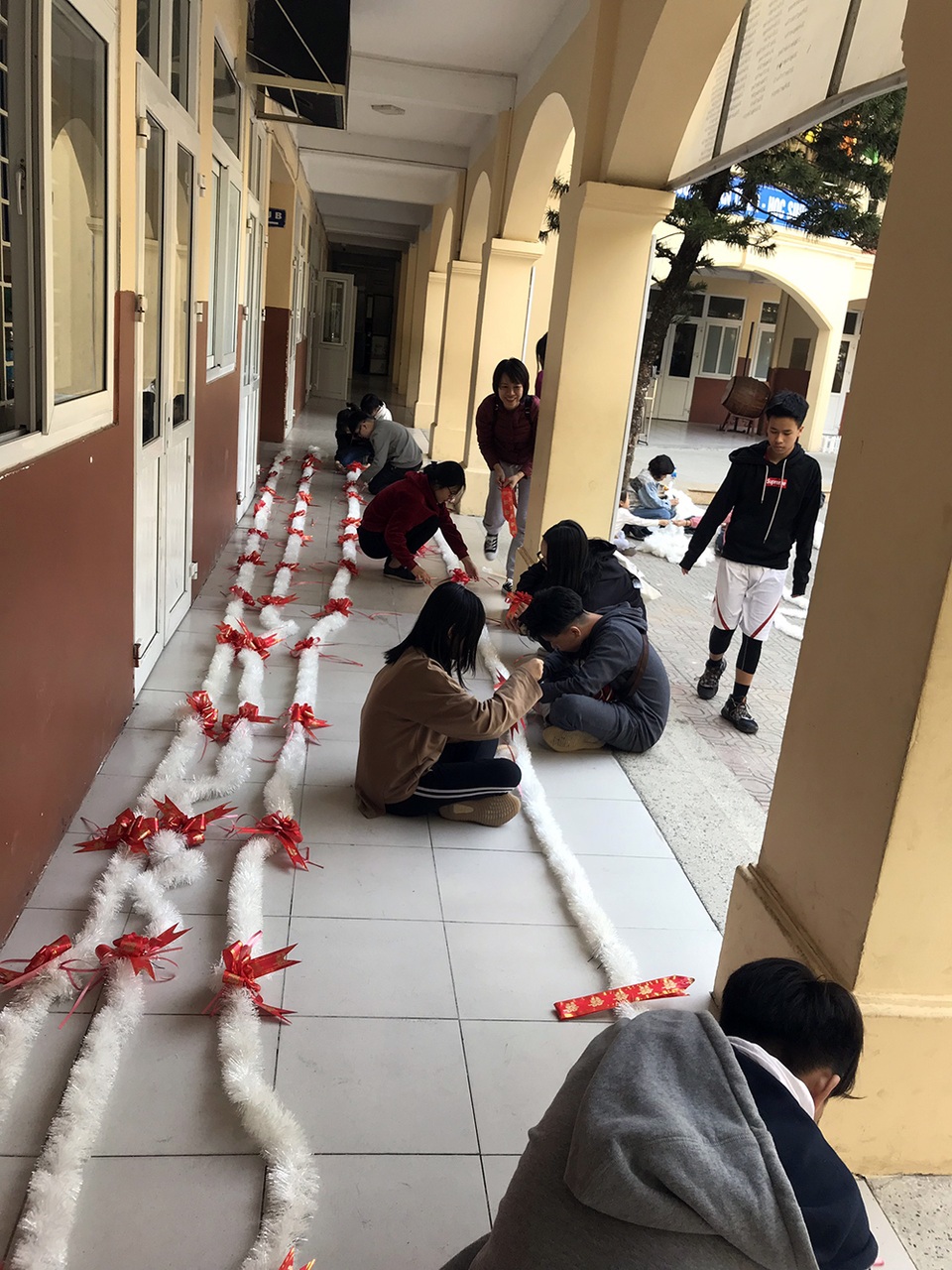 Học sinh trường cấp 2 tại Hà Nội trang trí cây thông Noel “siêu to khổng lồ” - 3 Học sinh trường cấp 2 tại Hà Nội trang trí cây thông Noel “siêu to khổng lồ” - 3