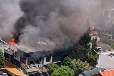 Quán nướng bốc cháy ngùn ngụt sau tiếng nổ lớn, thực khách hoảng loạn chạy