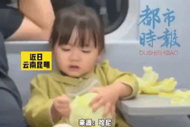 Ông bố Trung Quốc cho con gái bóc vỏ bắp cải để ngồi im trên tàu