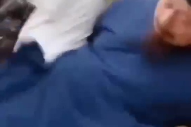 Trần Sư Hành ngã nhào khi chặt gạch bằng chân