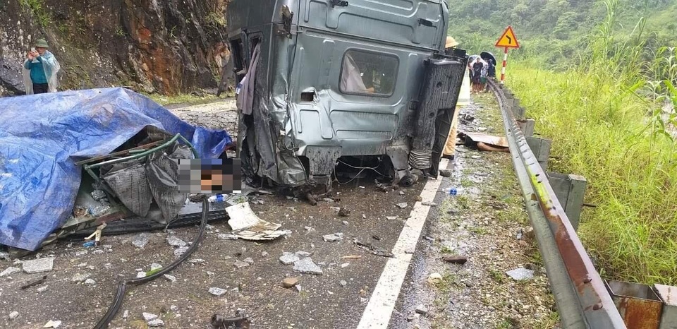 Xe đầu kéo lao vào vách núi, 2 người tử vong - 2