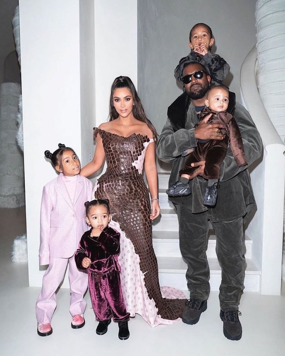 Kim Kardashian bị chỉ trích khi khoe tranh con vẽ - 8 Kim Kardashian bị chỉ trích khi khoe tranh con vẽ - 8