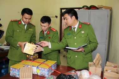 Mua pháo để đốt mừng đầy tháng cháu