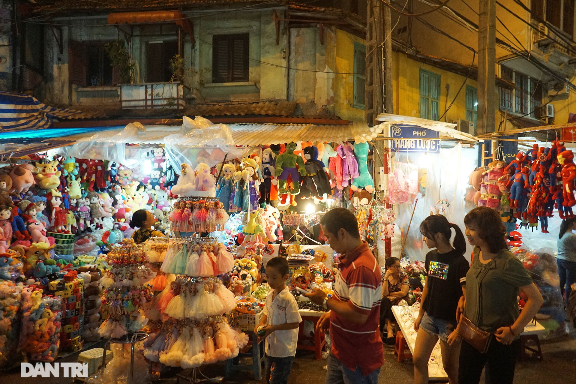 So sánh: Hình ảnh chợ trung thu vắng lặng khác biệt cảnh đông đúc mọi năm - 11