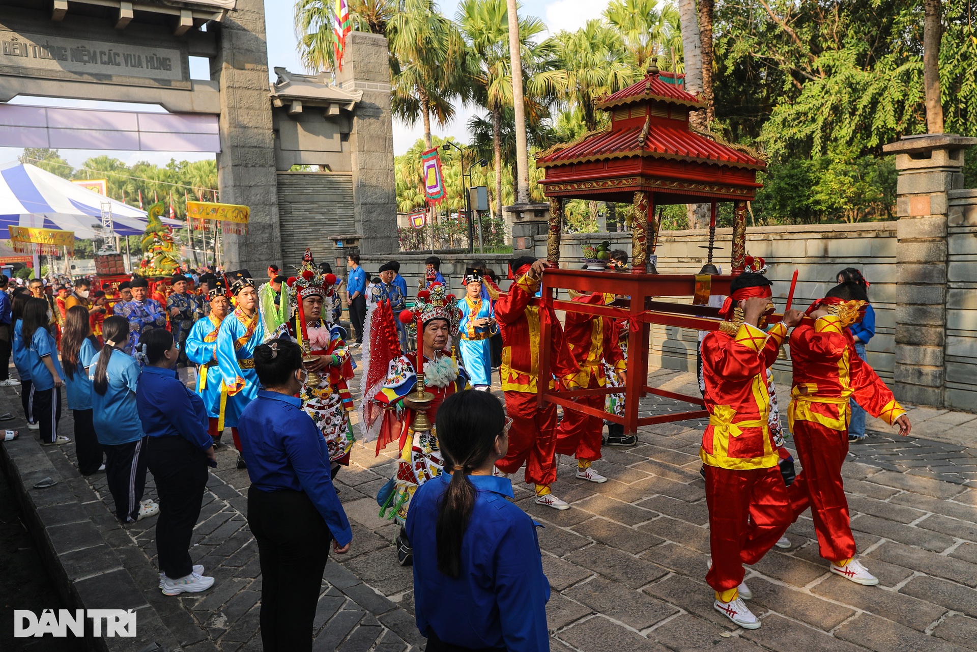 Người dân TPHCM xếp hàng dài dâng hương Giỗ Tổ Hùng Vương - 3 Người dân TPHCM xếp hàng dài dâng hương Giỗ Tổ Hùng Vương - 3